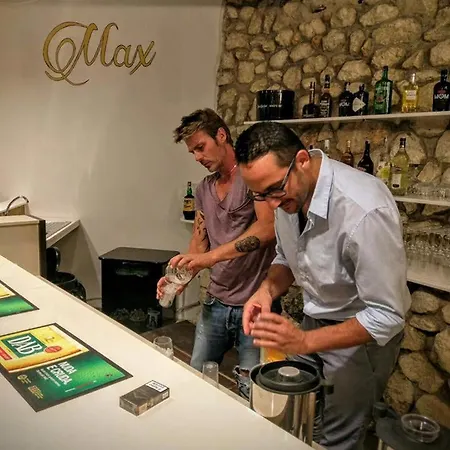 Max Luxury - Servizio Inclusa Bed & Breakfast 4*